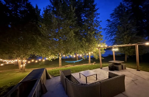 Rigaud Ski Chalet | Waterfront Relaxation & Adventure | Albert