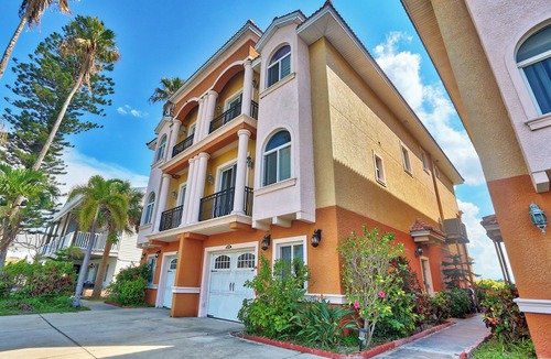 Redington Shores House | 🌊Waterfront Townhouse-Redington Retreat-Quick Walk to Beach