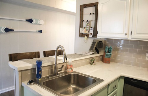 Selbyville House | Waterfront townhome minutes to beach w 2 pools