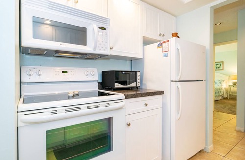 Holmes Beach Condo | Waters Edge 106S · Pool Lanai · 1-Mo Winter Min