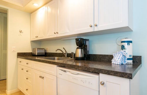 Holmes Beach Condo | Waters Edge 106S · Pool Lanai · 1-Mo Winter Min