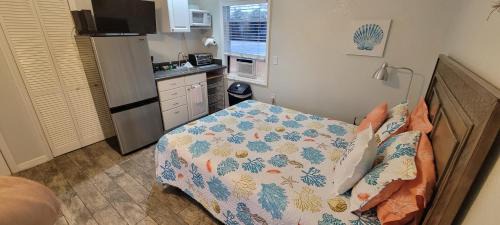 Madeira Beach Apartment | Wave Resort, Studio A2, Beach steps away!Pool+WiFi