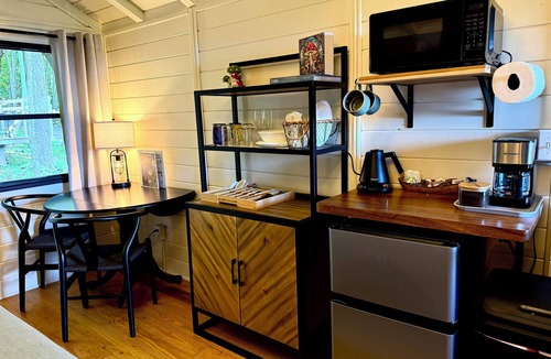 Laurel Ridge Cabin | Welcome to Black Mountain Stomping Ground's Shroom with a View w King Bed/view