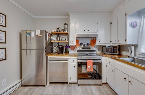 Clemson House | Welcome to the Tiger Den! Premier VRBO Steps Away from Clemson University Campus