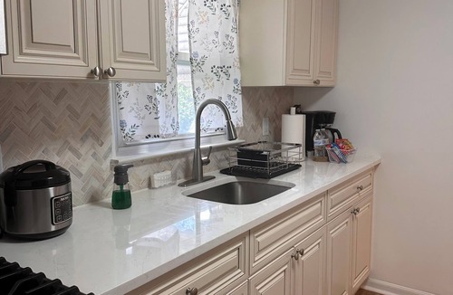 North Bergen Apartment | Welcoming 2-bedroom apartment in North Bergen 30 minutes away from NYC