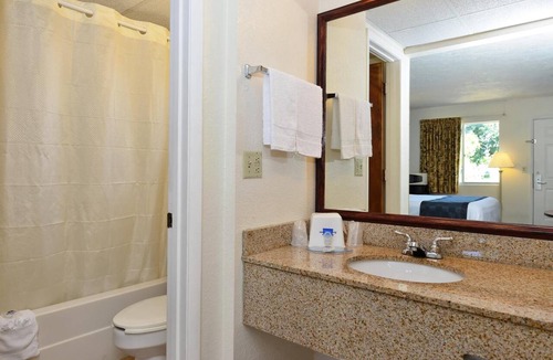 Bradenton Hotel | Welcoming Room Perfect for Couples Touring Manatee Village Historical Park