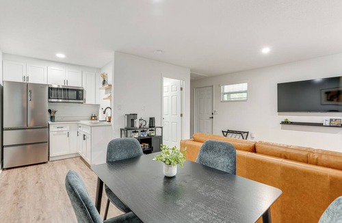 Lakeland Apartment | WFH Friendly! Stylish Lakeland Studio