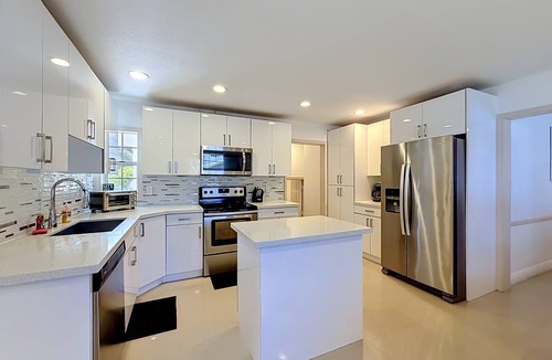 Boynton Beach House | WhiteIris-5-Bedroom Home with Pool, Mini Golf, & Heated Jacuzzi in Boynton Beach