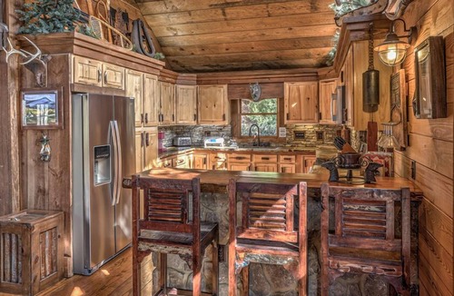 Cherry Log Cabin | Winding Log Ridge- Pet Friendly | Screened Porch | 11 miles from Downtown