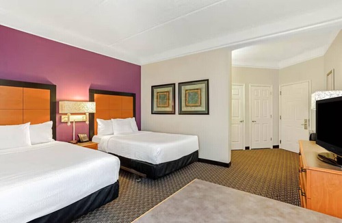 Florida Central Atlantic Coast Hotel | WonderWorks 2 Double Studio w/breakfast, gym, pool