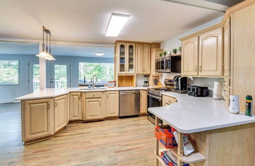 Dahlonega House | Woodsy Retreat w/Deck & Views in Dahlonega!
