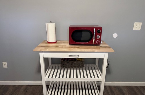 Ashland House | Workers Paradise. Uniquely decorated. Sleeps 8. Internet and tvs in every room.