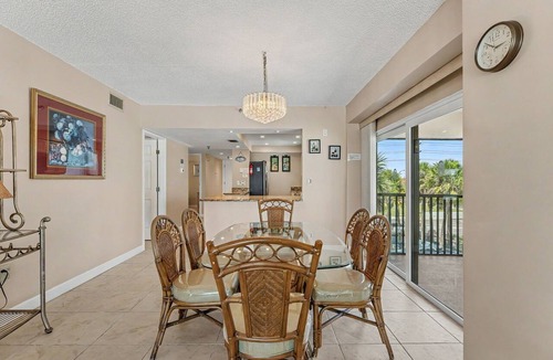 Madeira Beach Condo | Wrap Around Balcony - Beach front - Villa Madeira 301