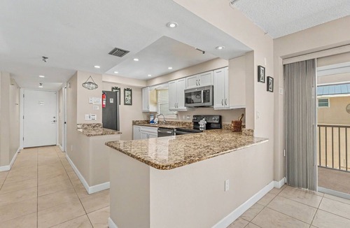 Madeira Beach Condo | Wrap Around Balcony - Beach front - Villa Madeira 301