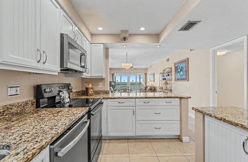 Madeira Beach Condo | Wrap Around Balcony - Beach front - Villa Madeira 301