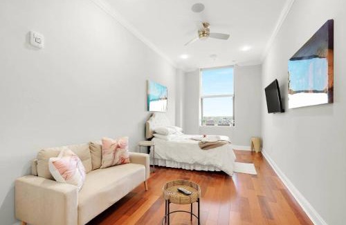 Olde Kensington Apartment | XL Studio - Studio with Pool & Scenic Rooftop