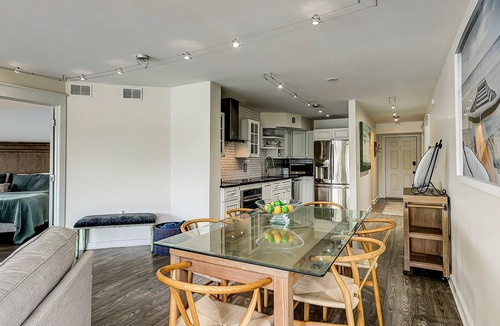 Shelter Cove Villa | Yacht Club Villas Updated corner condo with marina view, shared pool & hot tub