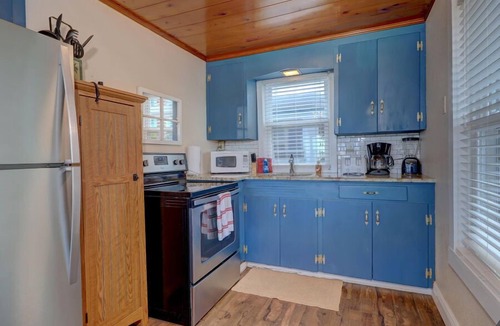 Indian Rocks Beach Cottage | Yachtsman Cottage – Beachfront Charm, Gulf Views, Heated Pool & Walkable Dining