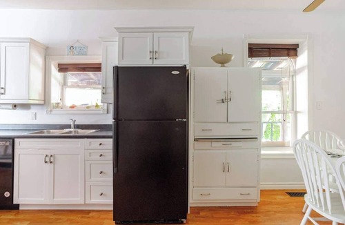 Belleville Apartment | Your Base for PEC + Belleville Fun + ON Park Pass