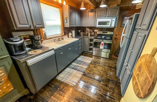 Millers Creek Cabin | Your Cool Escape Starts Here - Riverfront, WiFi, Near BR Parkway