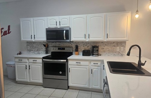 Windsor Hills House | Your Dream Family Vacation Home – 5BR, 5BA & Sun-Filled South-Facing Pool!