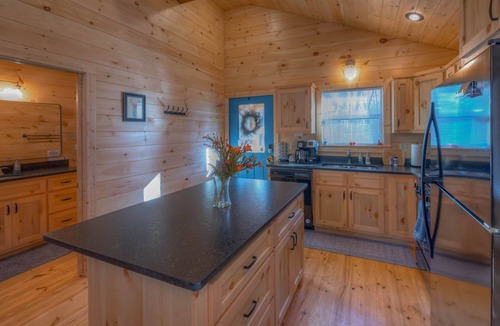 Murphy Cabin | Your Escape Awaits! King Bed & Dog Yard for the pups!