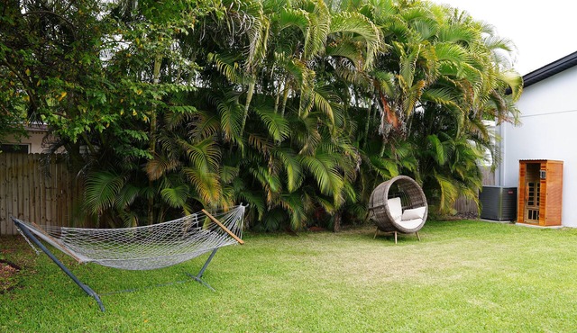 1-bedroom apartment near ocean in Old Southeast with private sauna & hot tub