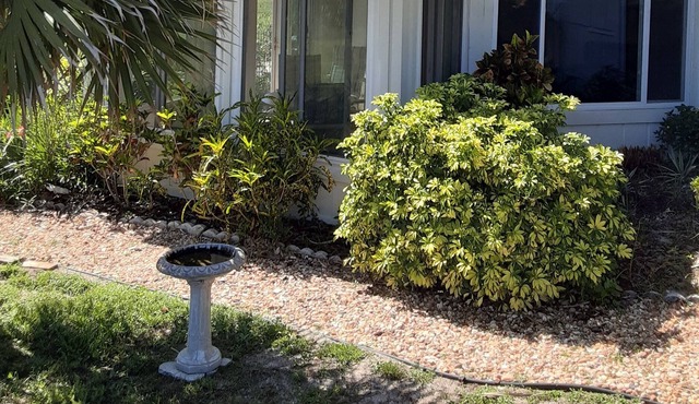 1 block to beach, backyard golf course views. Sleeps 5, Pet-friendly, low price!