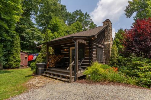 1 Relaxing Place - Quaint cottage great mountain view hot tub and fire pit
