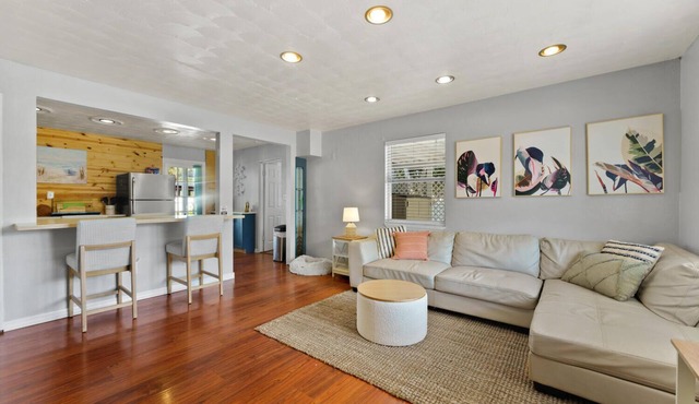 10 min Lido Key Beach~St. Armand Circle~ Short drive to Siesta Key Beach