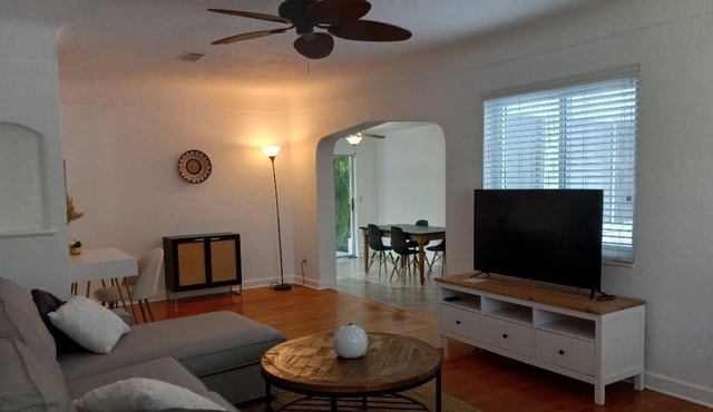 10 min to Beach, Clean, Spacious, Modern, Great Location