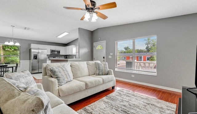 10min to Downtown - 3BD 2 Full Bath, Free Parking