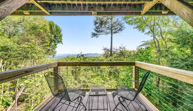 12-acre mountain-view retreat with private hot tub, fireplace & club pool access