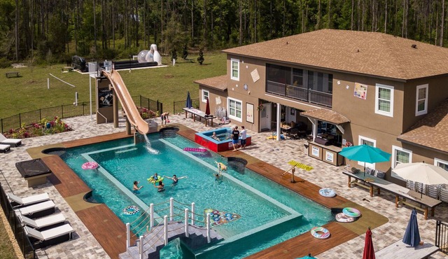 15 Bedrooms On 10 Private Acres w/Enormous Pool, Lazy River, & FAST Waterslide!