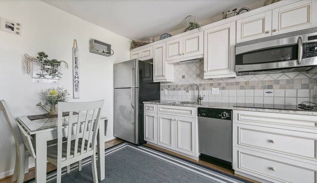 1BR Ocean Block Condo – 140’ from the Beach