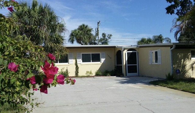2.3 miles to the beach 3 bedroom home
