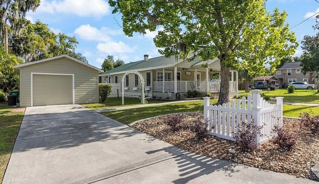 2-bedroom house, fits 6, bike trails, pet friendly, lakes, downtown night life!