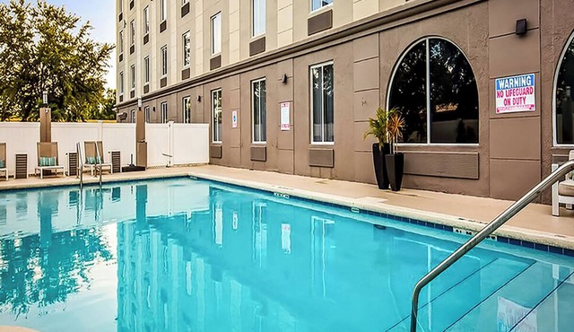 2 Orlando Units | 10 Mins to Airport | Outdoor Pool Access + Free Breakfast