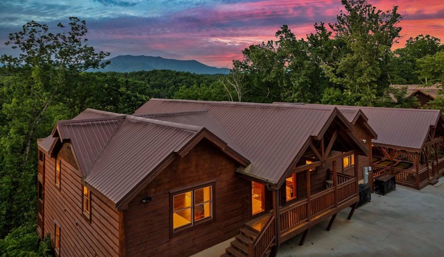 24 Guest 8 Bedroom | Huge Bedrooms | Pool | HotTub
