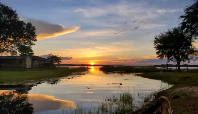 2BR Cozy Cottage on MAIN Lake Kerr in Ocala National Forest, beautiful sunsets