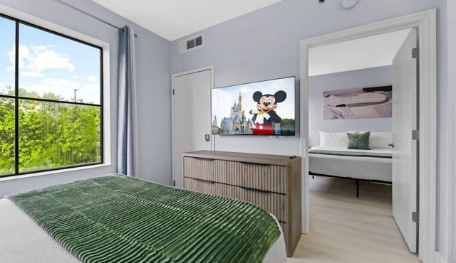 2BR Suite Near Universal w/Pool & Gym