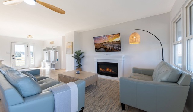 🏖️2Min Walk to Ocean! Hot Tub! Huge New Deck! Quiet Road! Dogs! Open floorplan