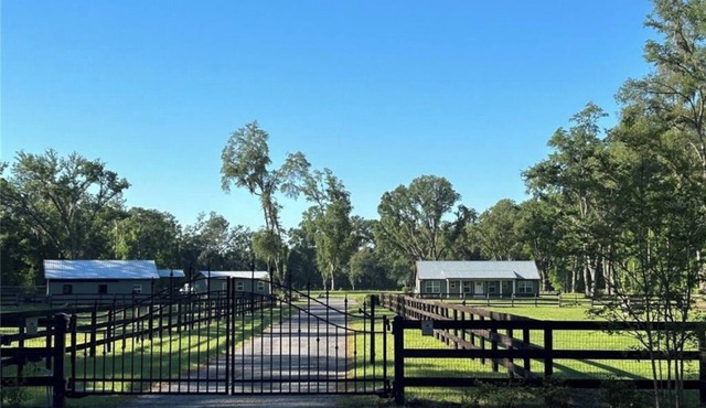 3-bedroom farmhouse with 4 stalls! Minutes from WEC