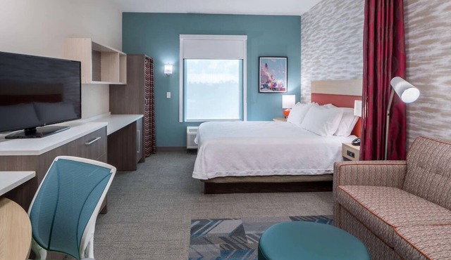 3 Bright King Studios w/Pool Bar & Breakfast | Near Cocoa Beach Pier