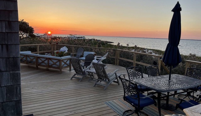 4 bdrm on large private beach. AC. Bayfront. Great view and gorgeous new deck!