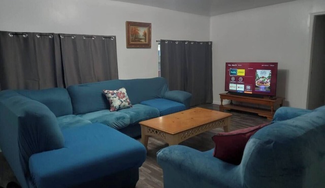 4-Bedroom 2 Bath -Ocala Retreat - King Beds, Good For Groups - Sleeps 10 - Quiet