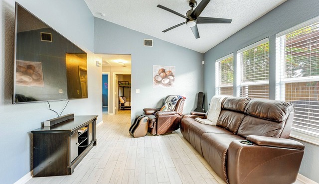 4 Mi to Clearwater Beach: Extended Stay w/Yard