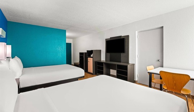 4 Vibrant Rooms Ideal for Family | Haileah Park Racing & Casino - 5.5miles