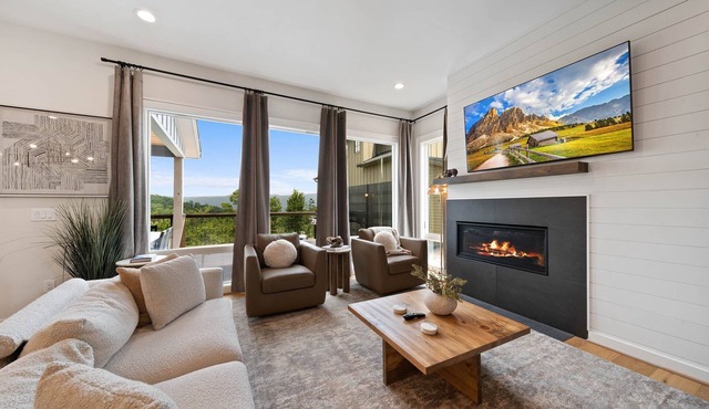 4BR Luxury Home, Hot Tub, Game Room, Walk to Pool & Grill