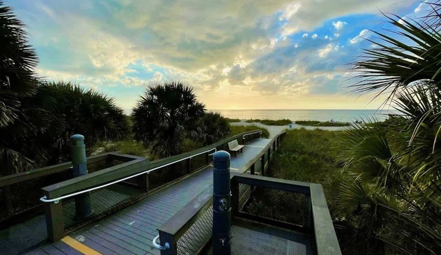 5 Mins to Nokomis Beach Tropical Bungalow